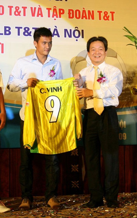 Thành công ấy đưa Công Vinh đến với thủ đô với bản hợp đồng 7,5 tỉ với CLB Hà Nội T&T của bầu Hiển hồi tháng 10 năm 2008. Ngay ở mùa giải đầu tiên, Công Vinh đã để lại dấu ấn với 14 bàn thắng và giúp Hà Nội T&T cán đích ở vị trí thứ 4 V-League 2009.